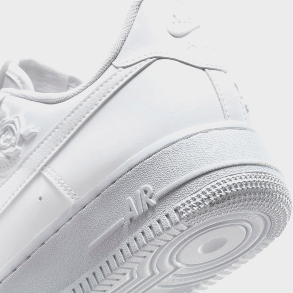 Nike WMNS Air Force 1 '07 SE - White / White / White / Black