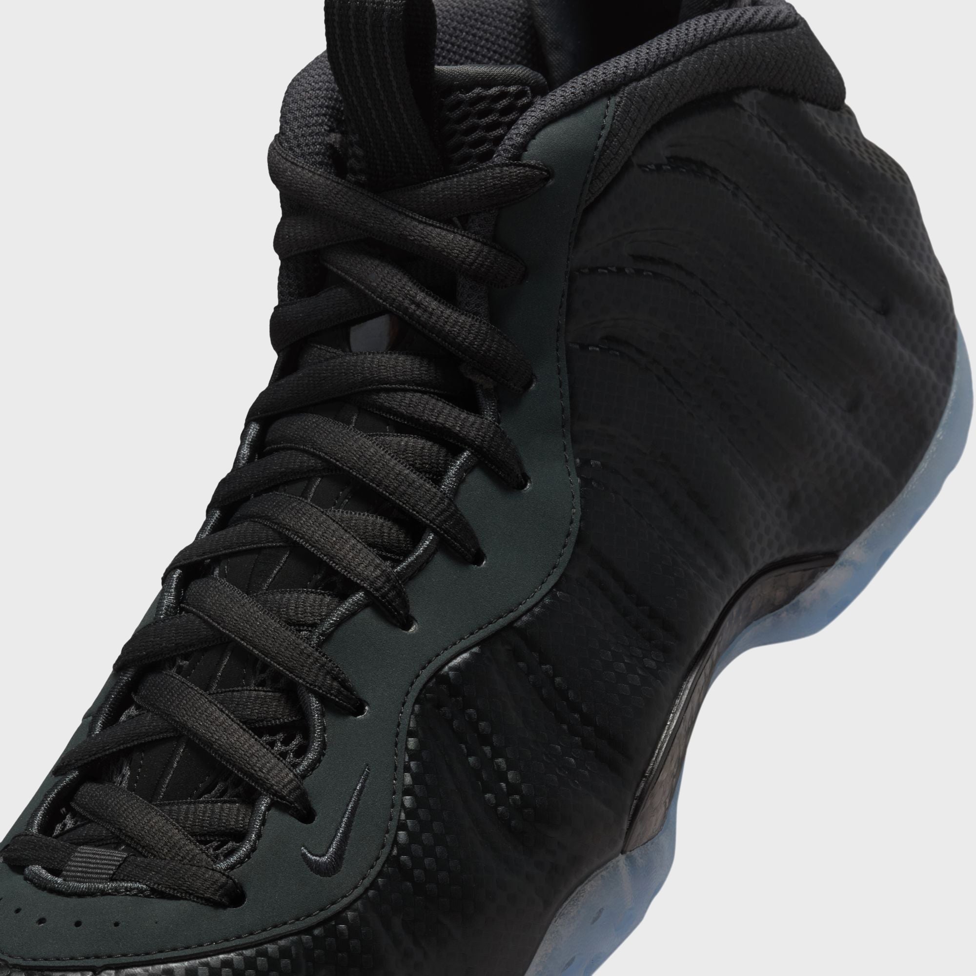 Nike Air Foamposite One - Black / Dark Smoke Grey