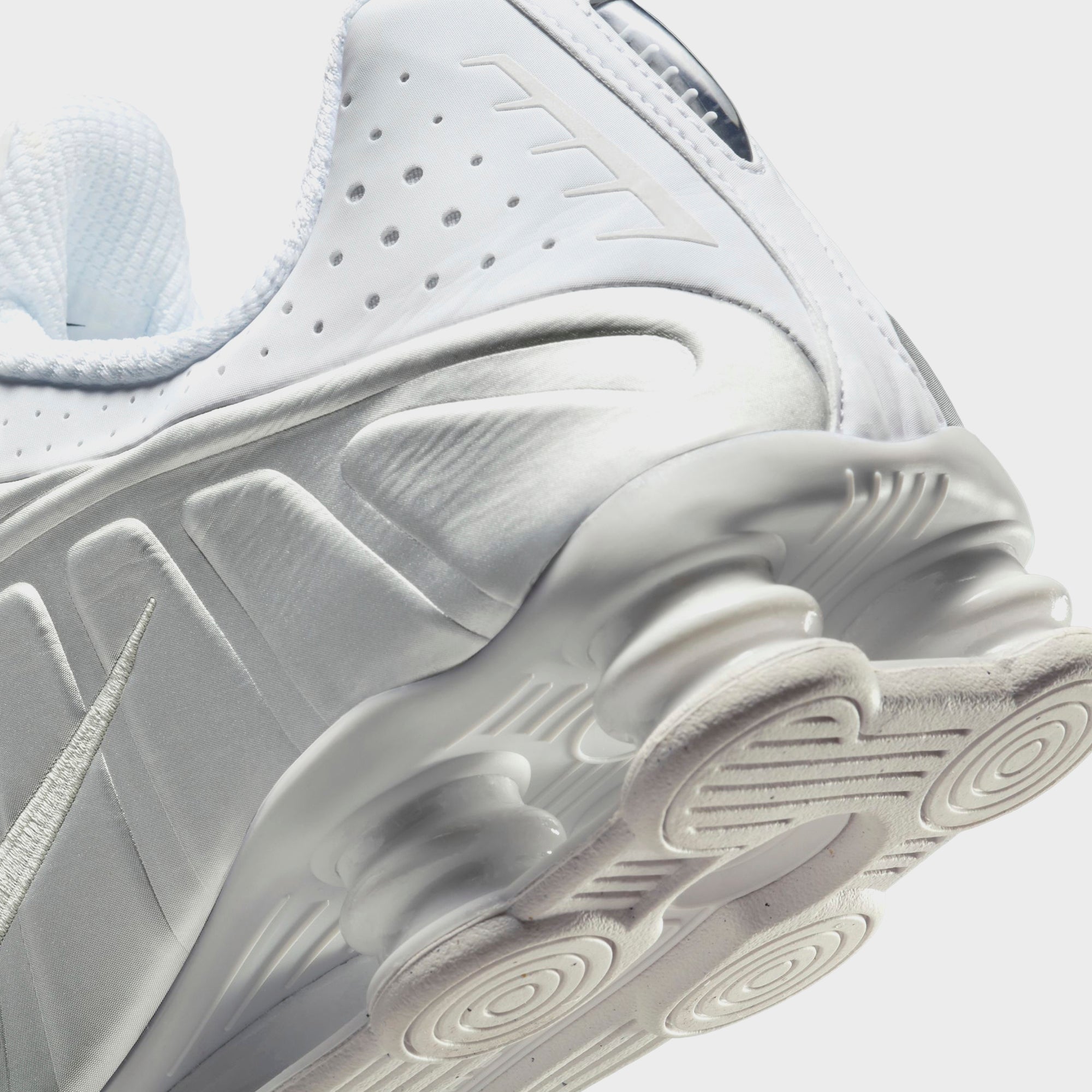 Nike Shox R4 - White / Metallic Silver / White / Bright Crimson