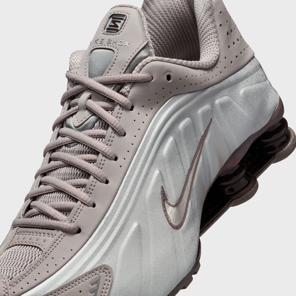 Nike Shox R4 - Cave Stone / Cave Stone / College Grey