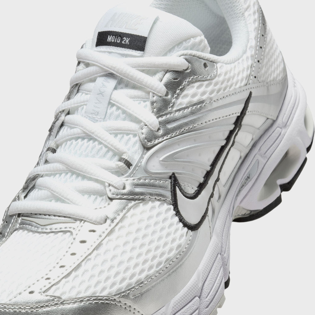 Nike WMNS Air Max Moto 2K - White / Photon Dust / Metallic Silver / Black