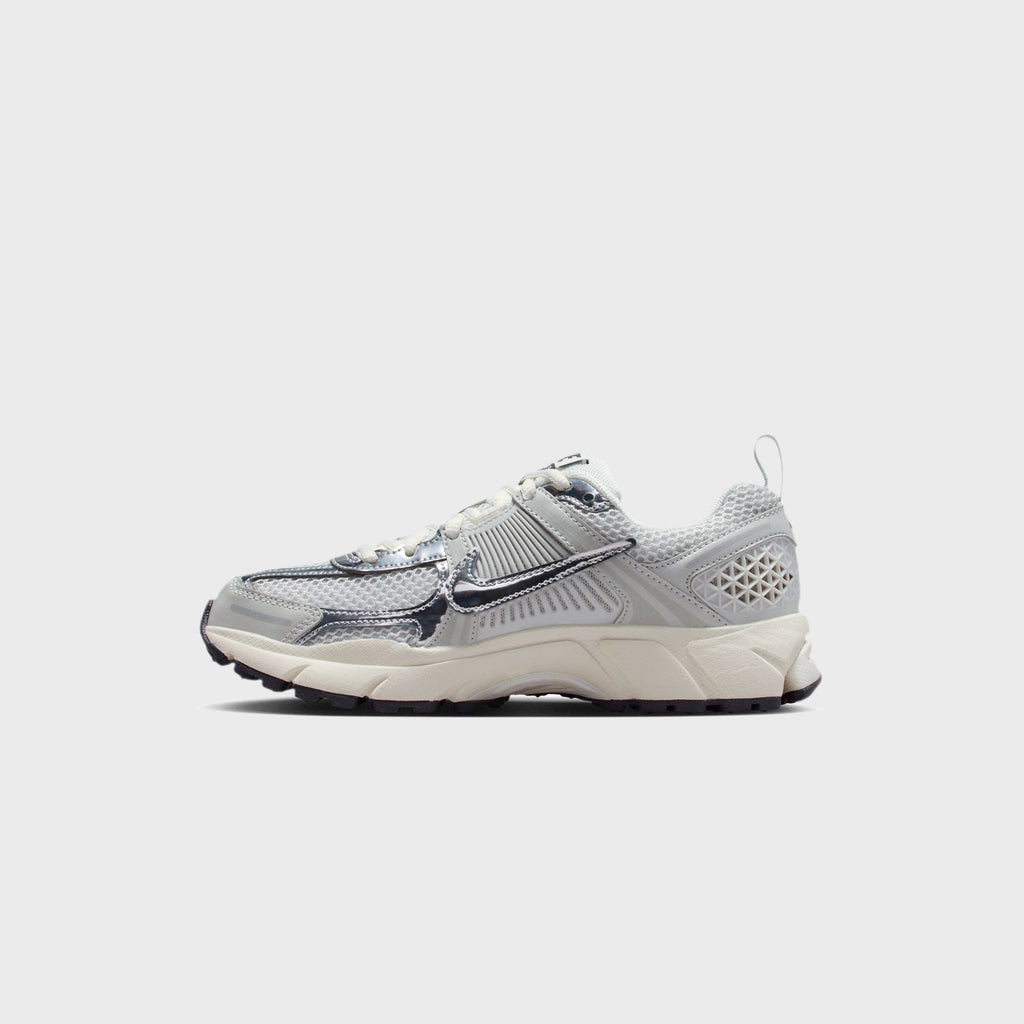Nike GS Vomero 5 - Photon Dust / Chrome / Gridiron / Sail