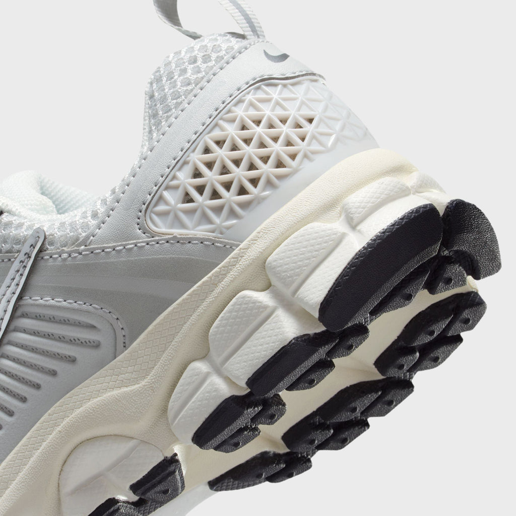 Nike GS Vomero 5 - Photon Dust / Chrome / Gridiron / Sail