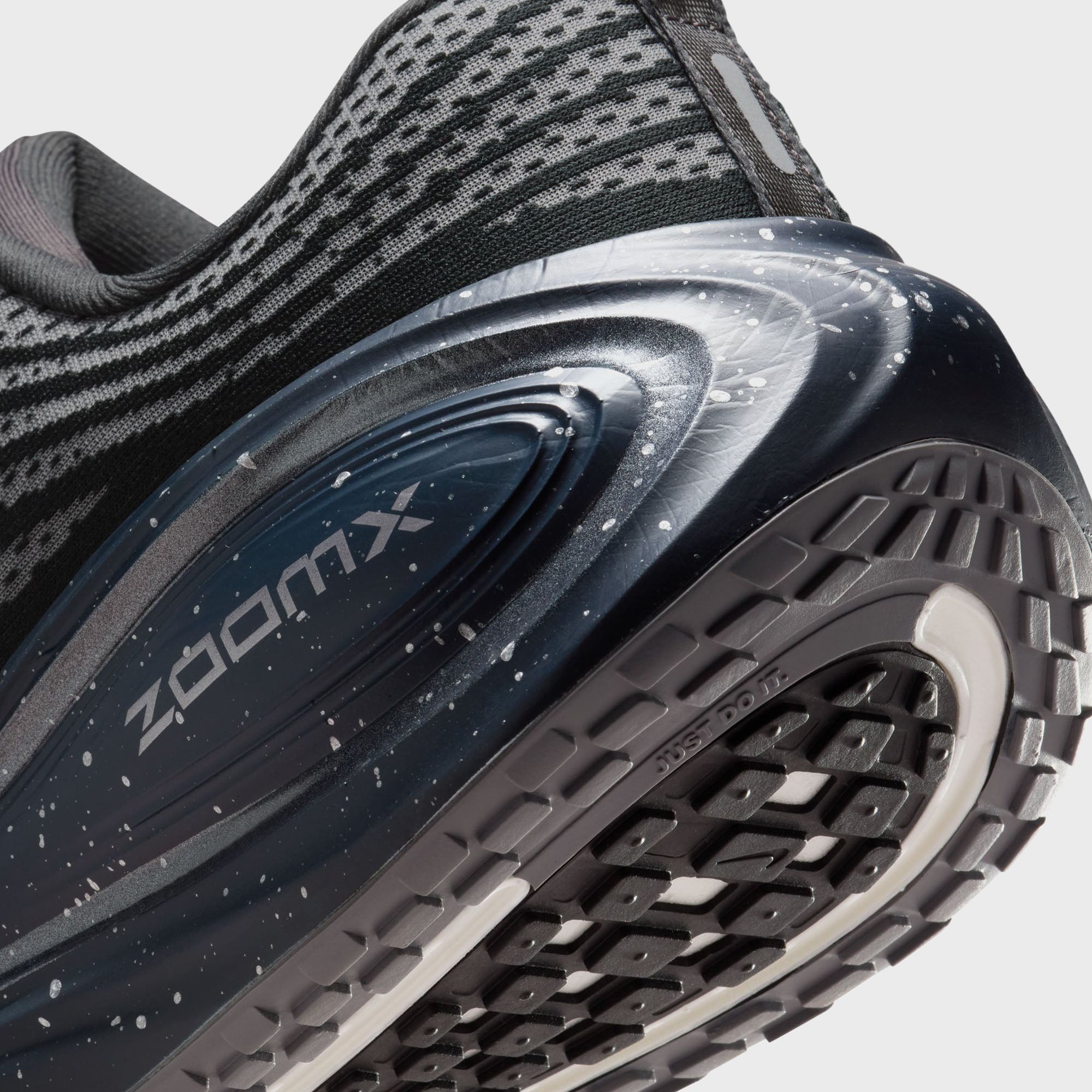 Nike Vomero Plus - Anthracite / Metallic Silver