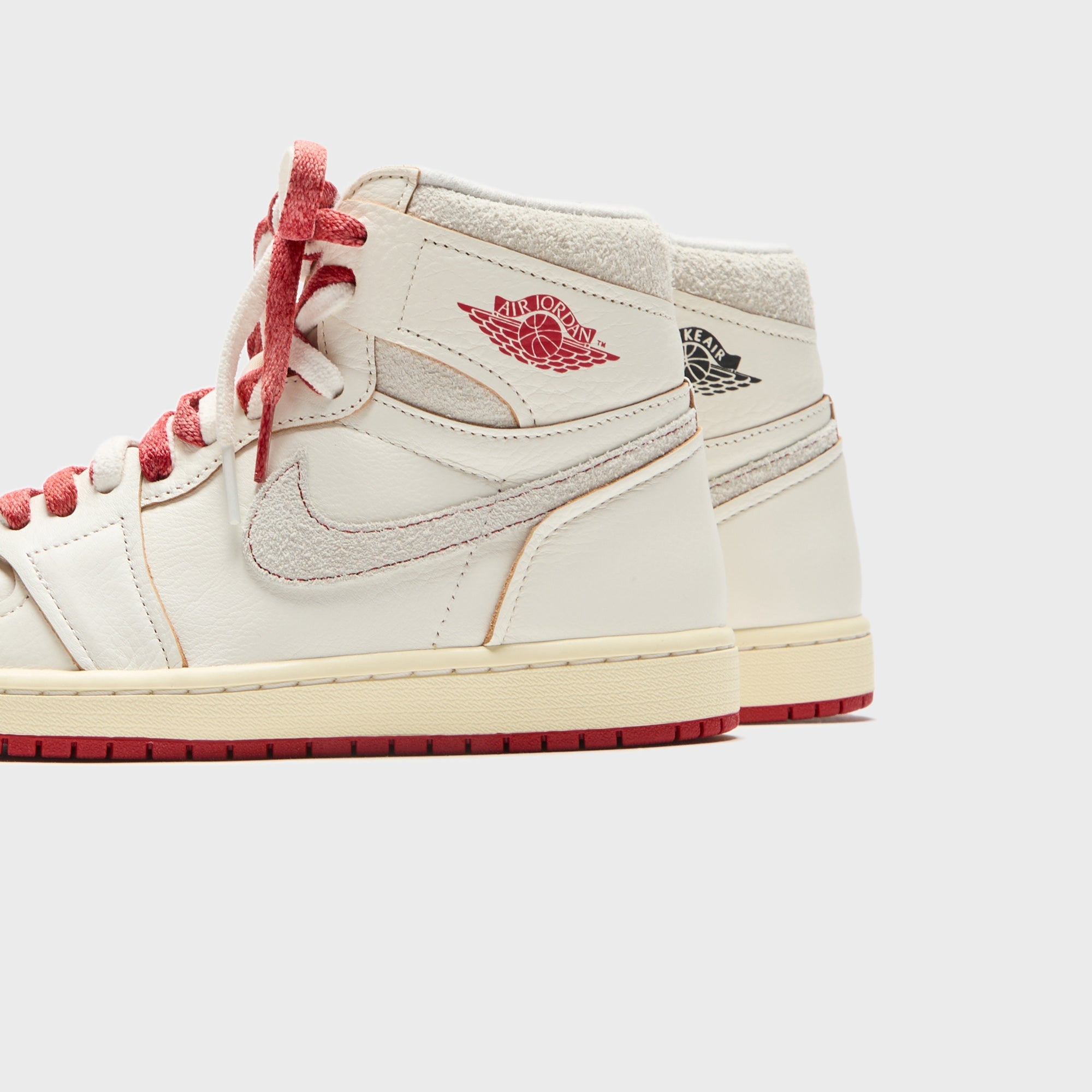 Jordan WMNS Air Jordan 1 Retro High OG - Sail / Cinnabar / Light Bone