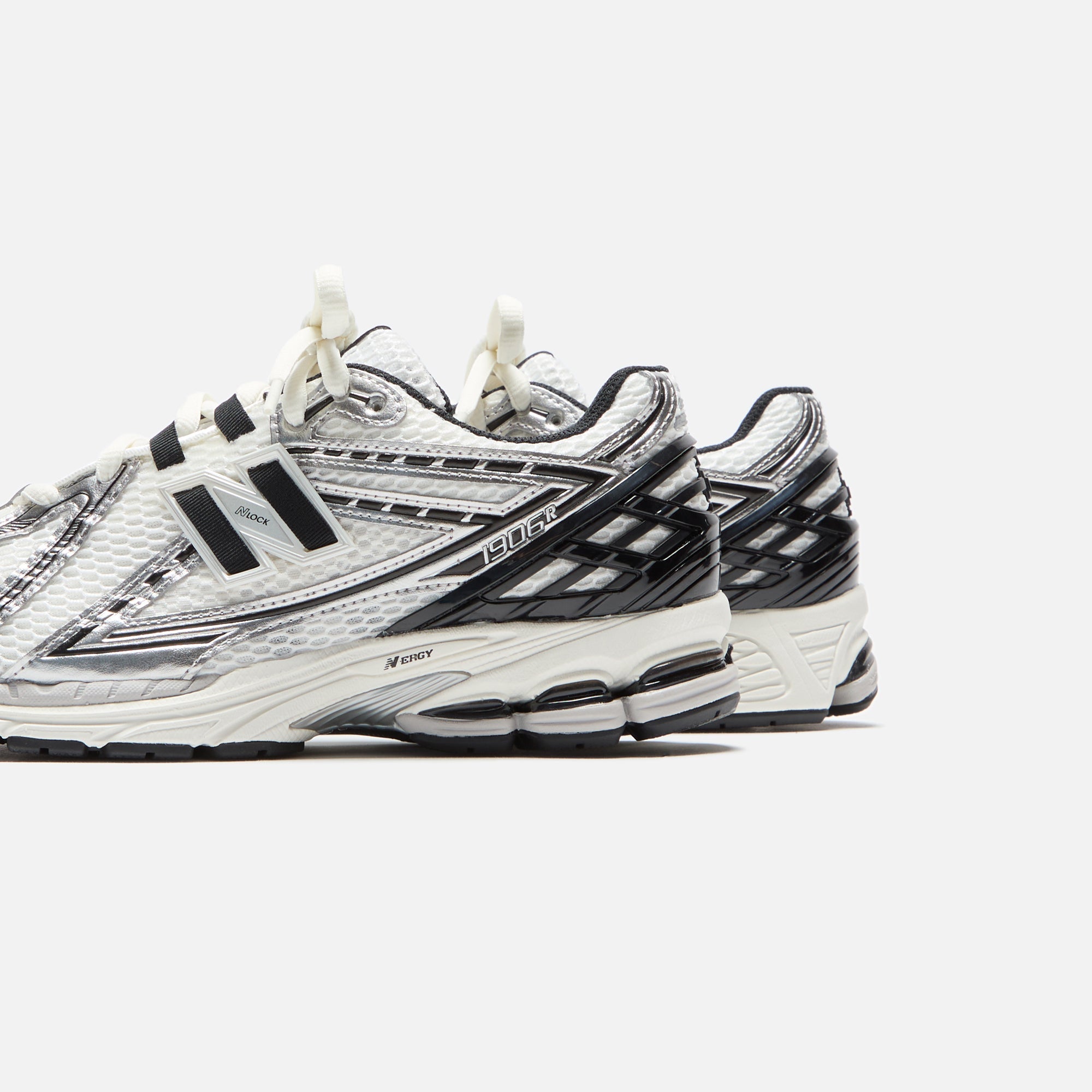 New Balance 1906R - Silver Metallic / Black / Sea Salt