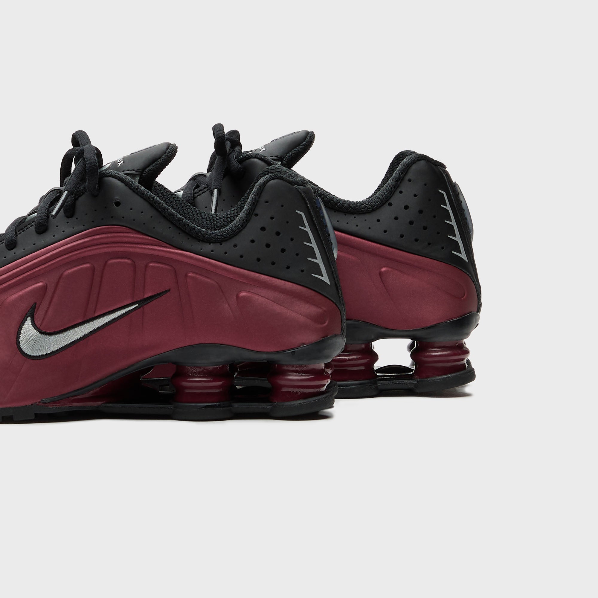 Nike WMNS Shox R4 - Black / Metallic Silver / Team Red