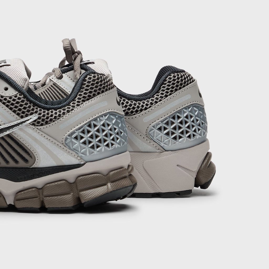 Nike Zoom Vomero 5 - College Grey / Black / Cave Stone