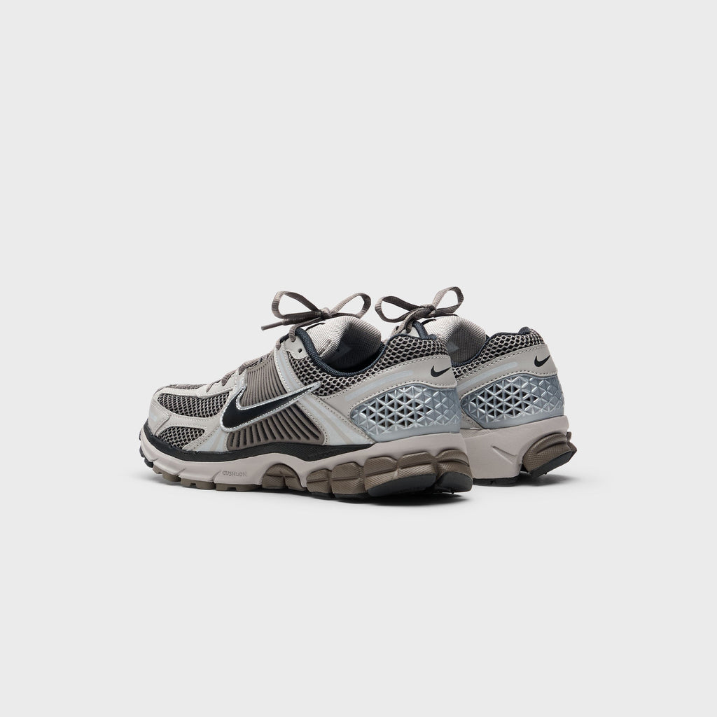 Nike Zoom Vomero 5 - College Grey / Black / Cave Stone