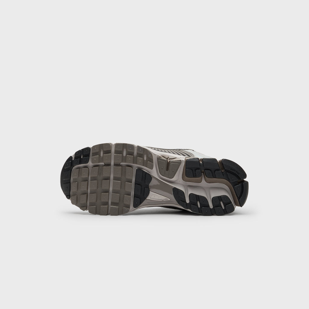 Nike Zoom Vomero 5 - College Grey / Black / Cave Stone
