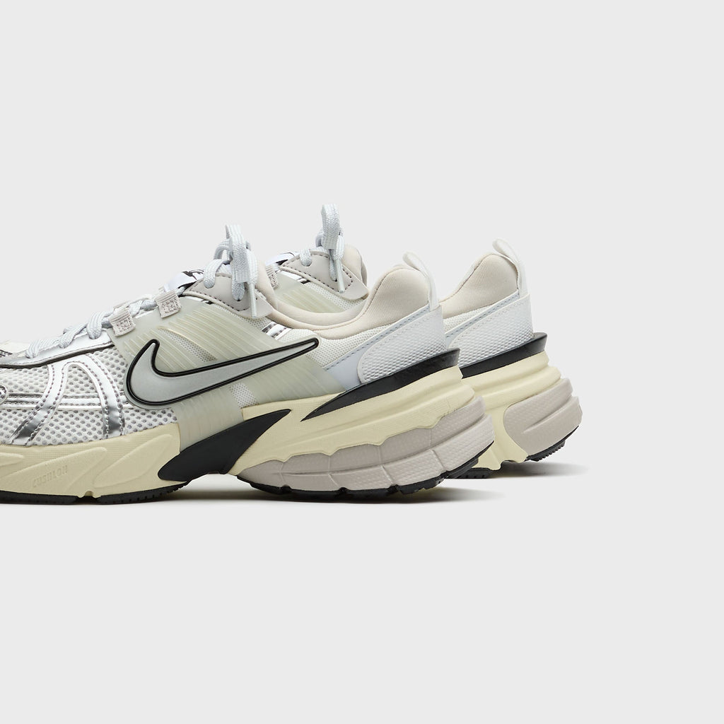 Nike WMNS V2K Runtekk - Summit White / Metallic Silver