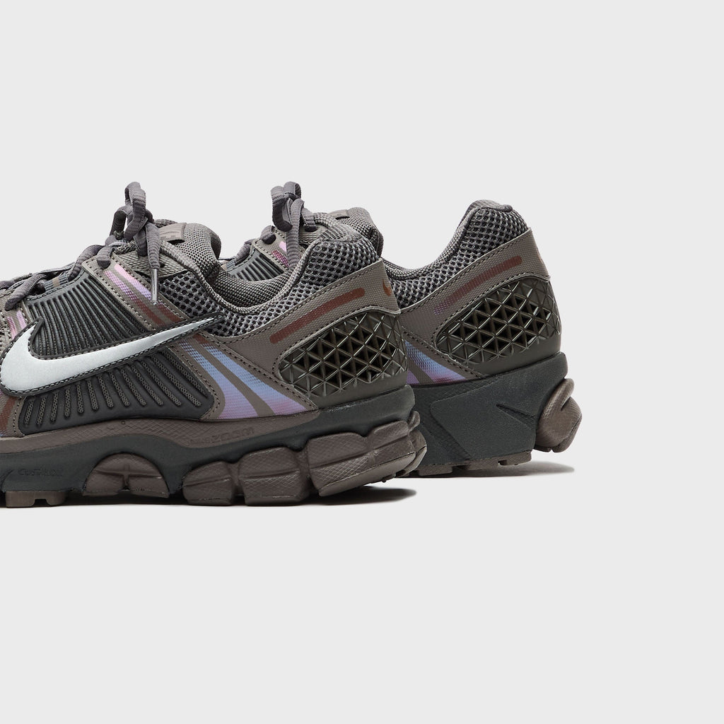 Nike Zoom Vomero 5 - Cave Stone / Metallic Silver