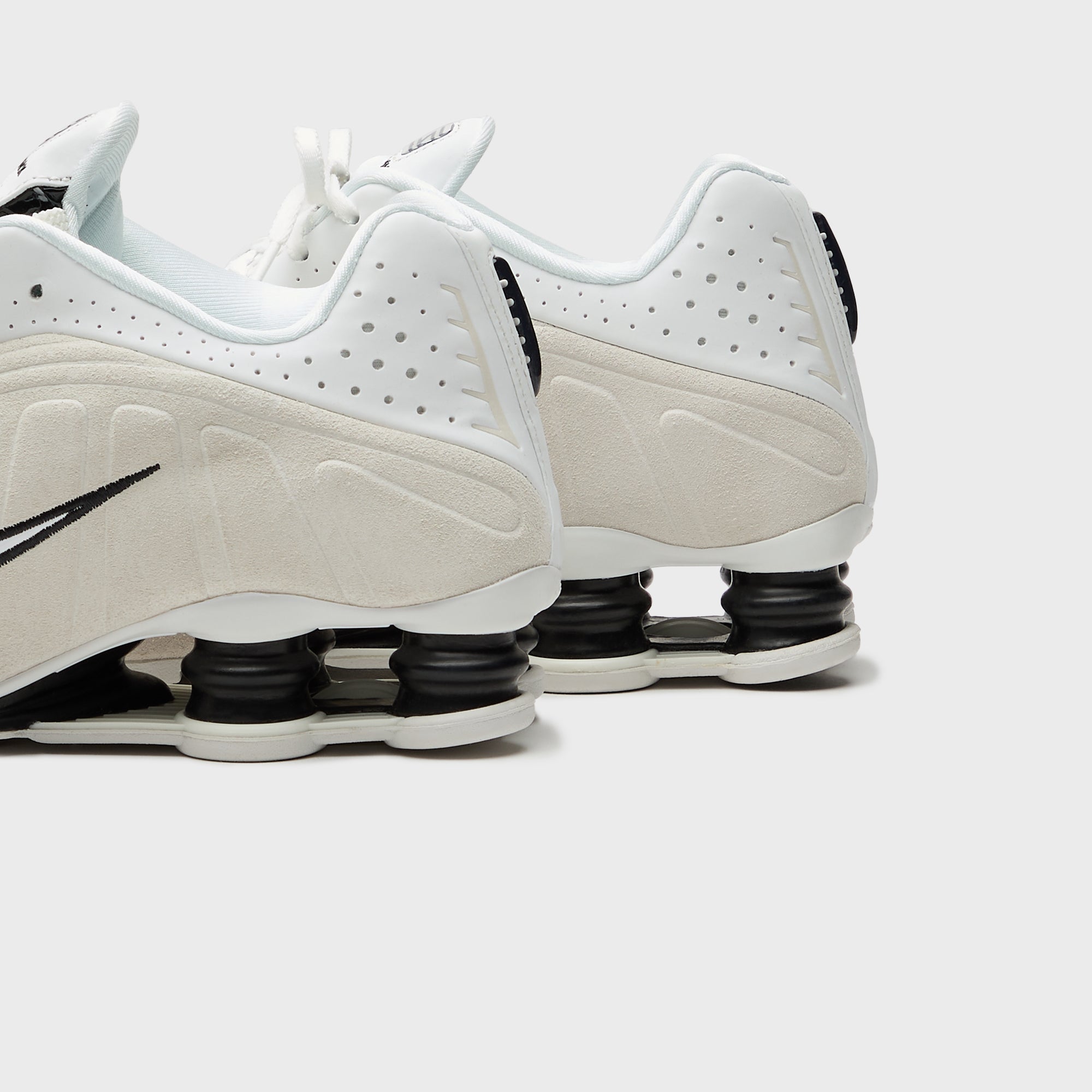 Nike WMNS Shox R4 - Summit White / Black / Light Orewood Brown