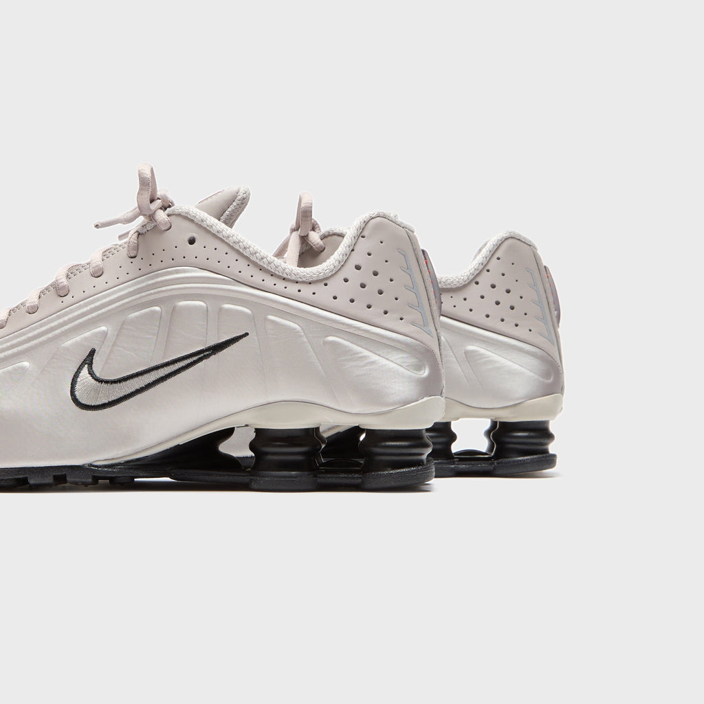 Nike Shox R4 - College Grey / University Red / Metallic Silver / Black