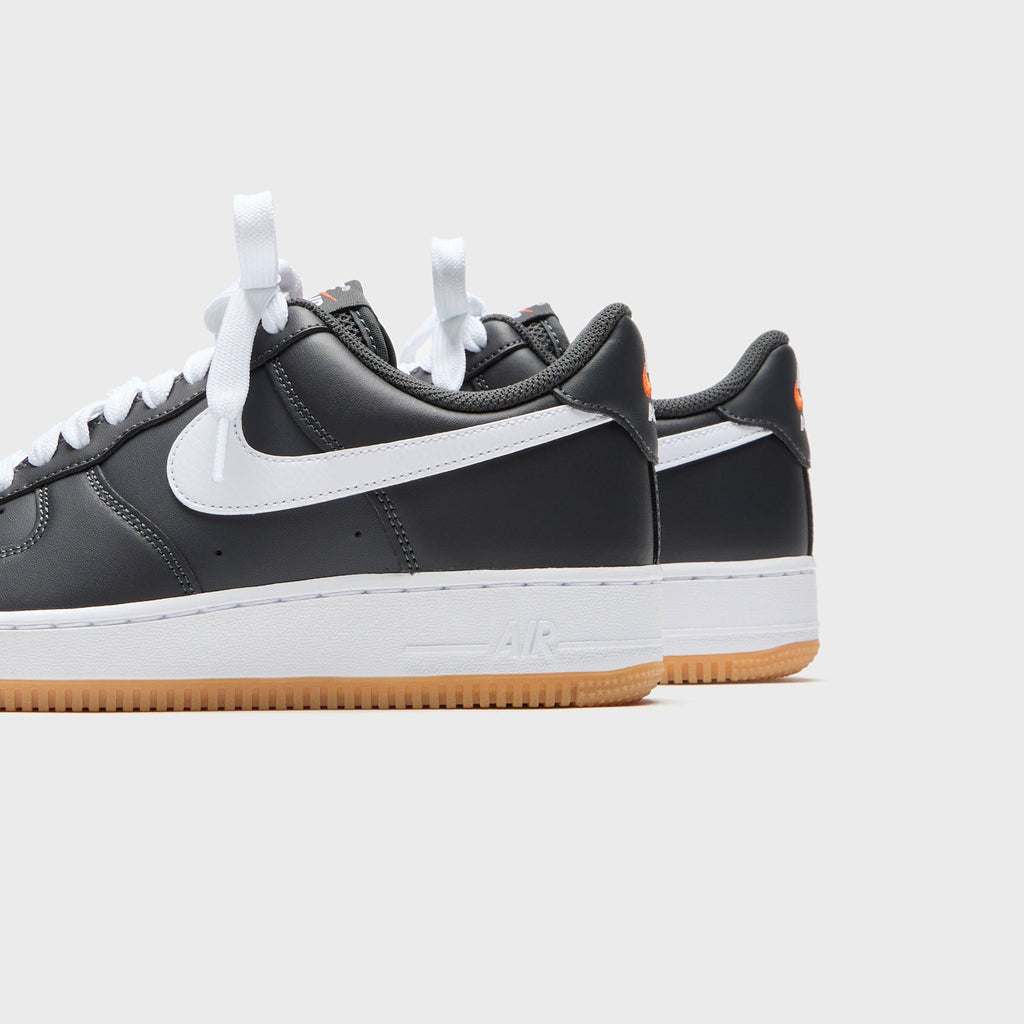 Nike Air Force 1 '07 LV8 - Anthracite / Gum
