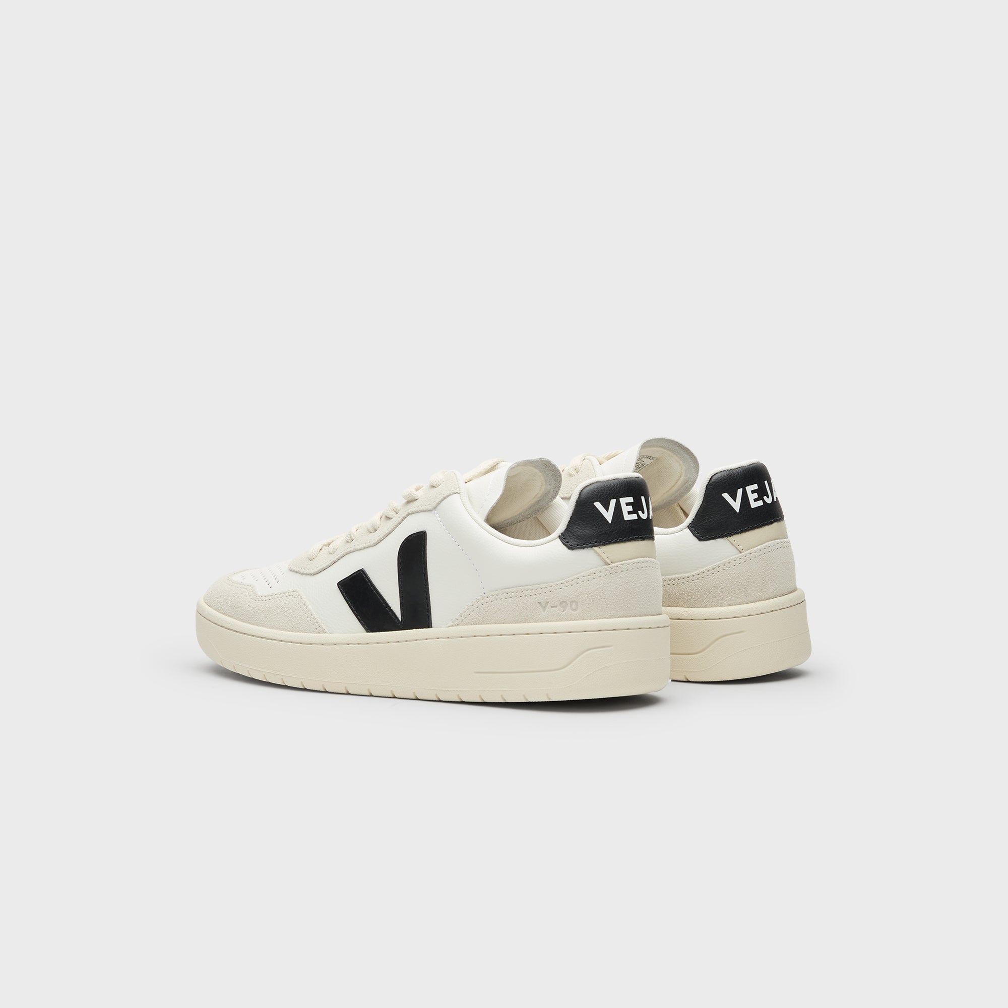 Veja V-90 - White / Black
