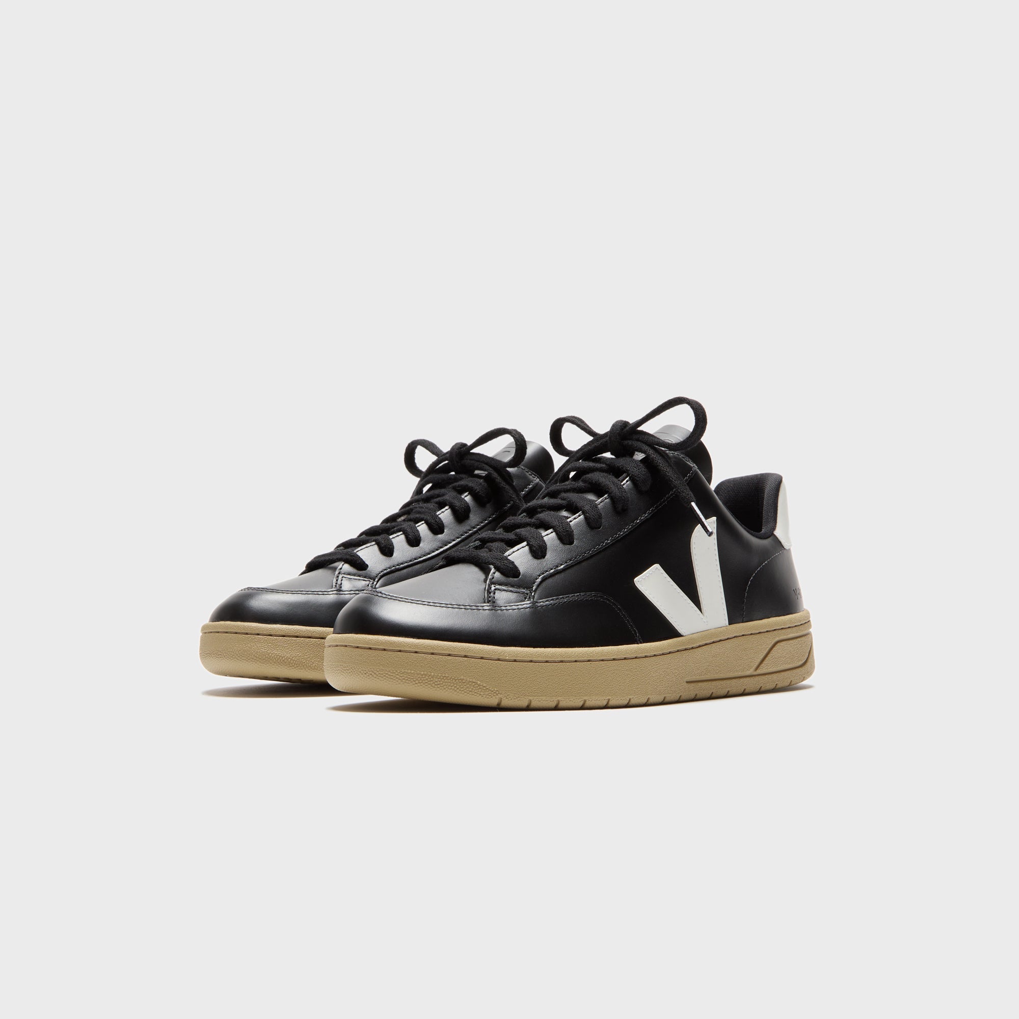 Veja V-12 - Extra Black / White Dune