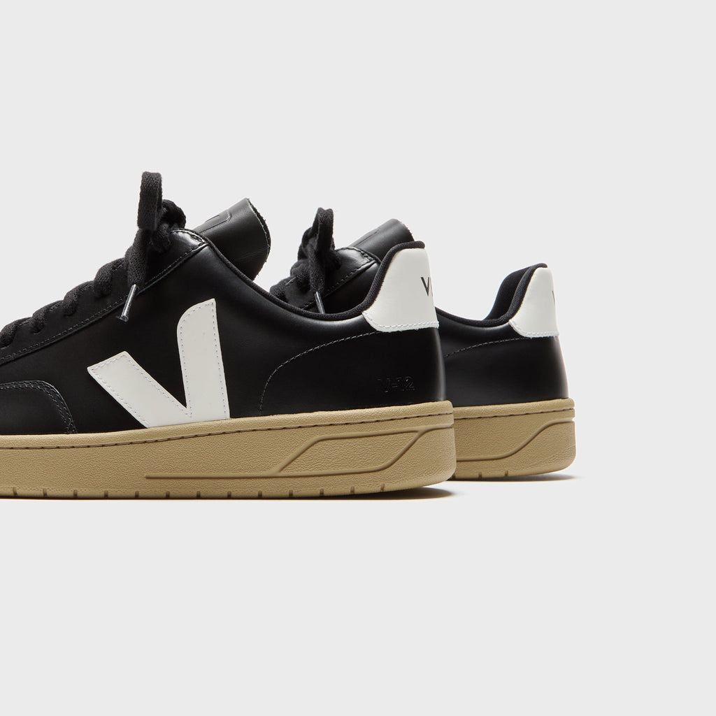 Veja V-12 - Extra Black / White Dune