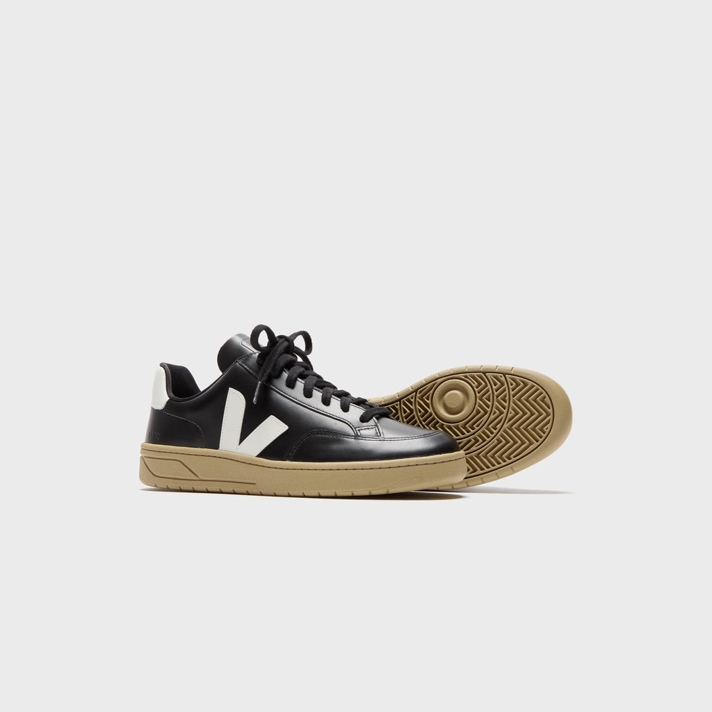 Veja V-12 - Extra Black / White Dune